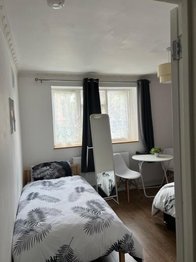 Private Room With Two Beds Near Central London Londres Exterior foto